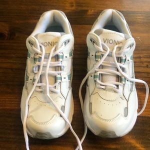 Like new vionic athletic shoe white sz8